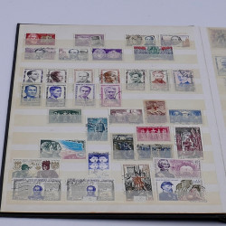 Lot massif de timbres France et Monde à trier en un carton.