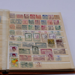 Lot massif de timbres France et Monde à trier en un carton.