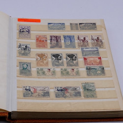 Lot massif de timbres France et Monde à trier en un carton.