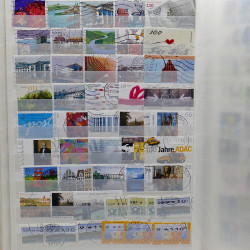 Lot massif de timbres France et Monde à trier en un carton.