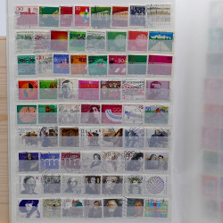 Lot massif de timbres France et Monde à trier en un carton.