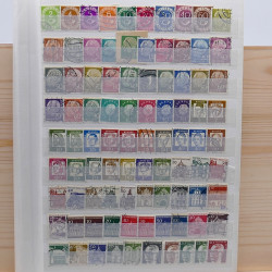 Lot massif de timbres France et Monde à trier en un carton.