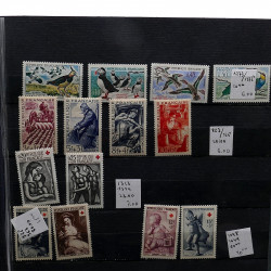 Lot massif de timbres France et Monde à trier en un carton.