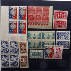 Lot massif de timbres France et Monde à trier en un carton.