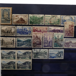 Lot massif de timbres France et Monde à trier en un carton.