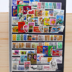 Lot massif de timbres France et Monde à trier en un carton.
