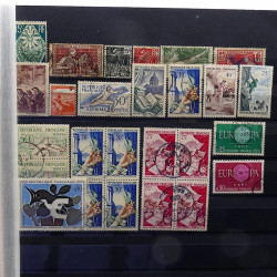 Lot massif de timbres France et Monde à trier en un carton.