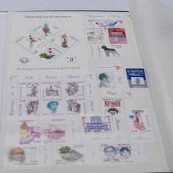 Lot de timbres de Monaco et DOM-TOM neufs** en un album.