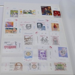 Lot de timbres de Monaco et DOM-TOM neufs** en un album.