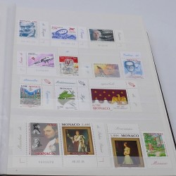 Lot de timbres de Monaco et DOM-TOM neufs** en un album.