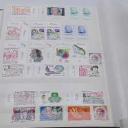 Lot de timbres de Monaco et DOM-TOM neufs** en un album.