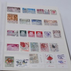 Lot de timbres de Monaco et DOM-TOM neufs** en un album.