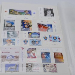 Lot de timbres de Monaco et DOM-TOM neufs** en un album.