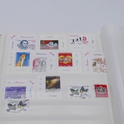 Lot de timbres de Monaco et DOM-TOM neufs** en un album.