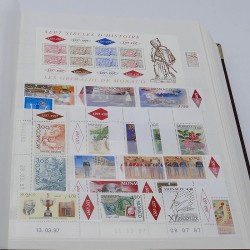 Lot de timbres de Monaco et DOM-TOM neufs** en un album.