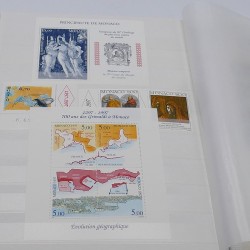 Lot de timbres de Monaco et DOM-TOM neufs** en un album.