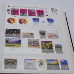 Lot de timbres de Monaco et DOM-TOM neufs** en un album.