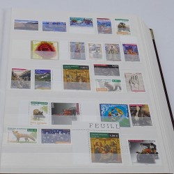 Lot de timbres de Monaco et DOM-TOM neufs** en un album.