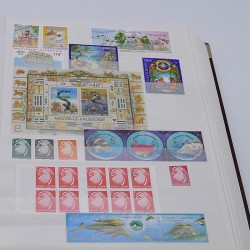 Lot de timbres de Monaco et DOM-TOM neufs** en un album.