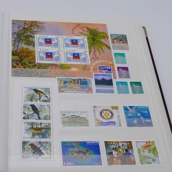 Lot de timbres de Monaco et DOM-TOM neufs** en un album.