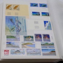 Lot de timbres de Monaco et DOM-TOM neufs** en un album.