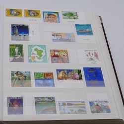 Lot de timbres de Monaco et DOM-TOM neufs** en un album.