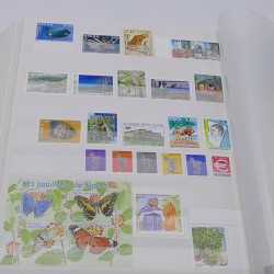 Lot de timbres de Monaco et DOM-TOM neufs** en un album.