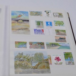 Lot de timbres de Monaco et DOM-TOM neufs** en un album.