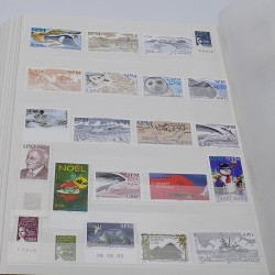 Lot de timbres de Monaco et DOM-TOM neufs** en un album.