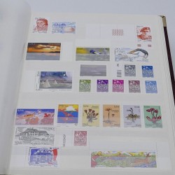 Lot de timbres de Monaco et DOM-TOM neufs** en un album.