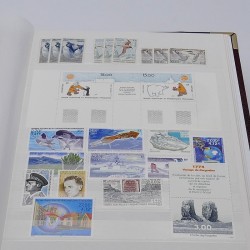 Lot de timbres de Monaco et DOM-TOM neufs** en un album.