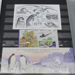 Collection timbres de T.A.A.F. 2017-2020 neufs en un album.