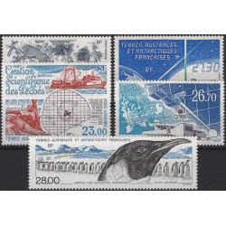 T.A.A.F. timbres poste aérienne N°129-133 série neufs**.