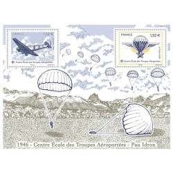 Feuillet de 2 timbres Centre École des Troupes Aéroportées neuf**.