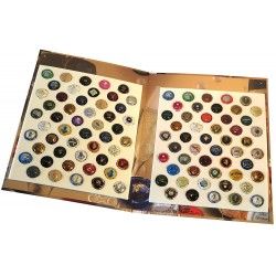 Présentoir illustré pour 100 plaques de muselets de champagne.