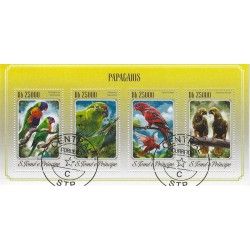 Perroquets bloc-feuillet de 4 timbres thématiques.