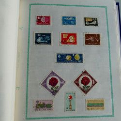 Collection timbres du monde neufs et oblitérés en album.