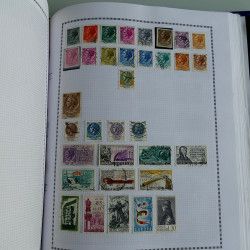 Collection timbres du monde neufs et oblitérés en album.
